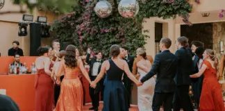 Callum Turner y la boda de Dua Lipa en Sicilia image