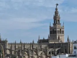 Giralda sorprende tras el viento y sigue intacta image