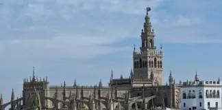 Giralda sorprende tras el viento y sigue intacta image