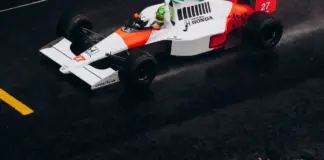 Lewis Hamilton busca reacción en Barcelona y emociona image