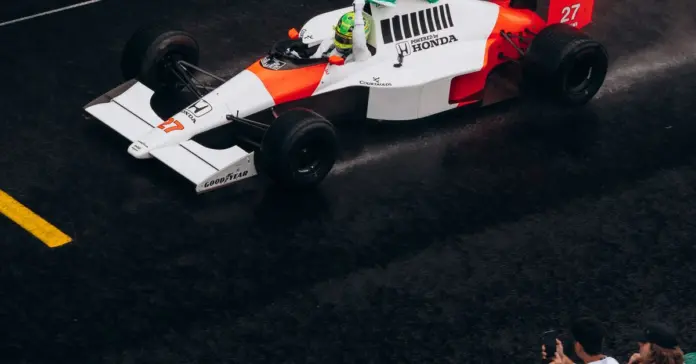 Lewis Hamilton busca reacción en Barcelona y emociona Lewis Hamilton busca reacción en Barcelona y emociona image