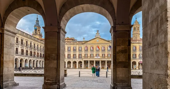 alcaldesa de vitoria y su gesto con España image