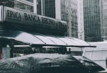 Comisión nacional de los mercados y la competencia y la banca image