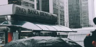 Comisión nacional de los mercados y la competencia y la banca image