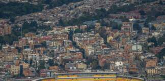mundodeportivo y el césped del Metropolitano en foco image