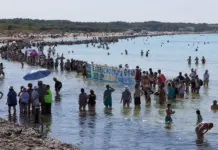 Gran cadena humana defiende Es Trenc en Mallorca