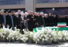 Procesión funeraria de Alí Jamenei en Teherán: Un adiós solemne.