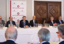 Feijoo alerta sobre el alto coste del absentismo laboral en España