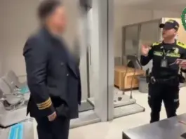 Carlos se hace pasar por piloto con 10 kilos de cocaína en un vuelo a Barcelona.