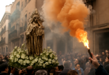 Incendio por bengala interrumpe procesión de Virgen del Carmen (54 caracteres)