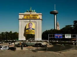 Activistas de Greenpeace exigen a Pedro Sánchez cumplir su promesa
