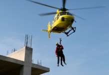 Increíble rescate en Estepona: obrero cae 4 metros y es evacuado en helicóptero