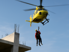 Increíble rescate en Estepona: obrero cae 4 metros y es evacuado en helicóptero