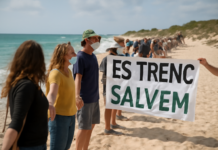 Gran cadena humana defiende Es Trenc en Mallorca