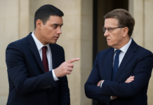 Sánchez critica a Feijóo por sus opiniones sobre bajas laborales y dependientes