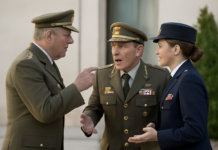 Descubre la impactante discusión del teniente general y el general Mora: ¿Una patada a la presidenta de la comunidad?