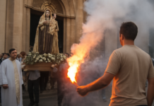 Incendio por bengala interrumpe procesión de Virgen del Carmen (54 caracteres)