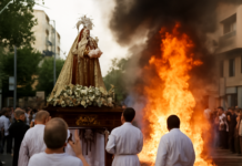 Incendio causado por una bengala en la procesión de la Virgen del Carmen en Estepona