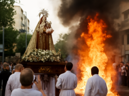 Incendio causado por una bengala en la procesión de la Virgen del Carmen en Estepona