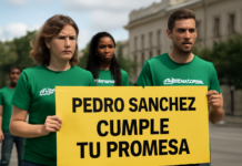 Activistas de Greenpeace exigen a Pedro Sánchez cumplir su promesa
