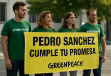 Activistas de Greenpeace exigen a Pedro Sánchez cumplir su promesa