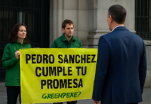 Activistas de Greenpeace exigen a Pedro Sánchez cumplir su promesa
