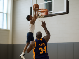 El jugador más bajo supera a Shaquille O’Neal en mates: el video viral que resurge