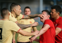Escándalo postpartido: brutal agresión de Leandro Paredes a jugadores rivales