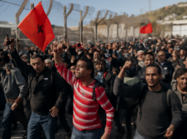 Caos en Ceuta: multitud de marroquíes entran al grito de «¡Viva Pedro Sánchez!»
