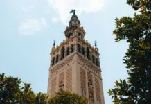 Giralda recupera su remate tras el viento en Sevilla image