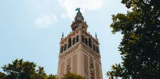 Giralda recupera su remate tras el viento en Sevilla image