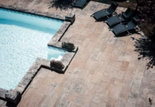 Piscinas de piedra natural en Madrid: elegancia y exclusividad para tu jardín