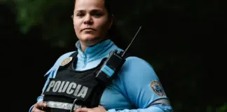 Policía y regularización masiva en España hoy image