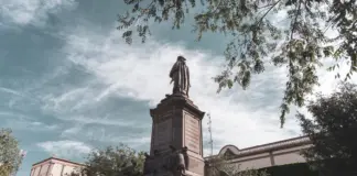 Santiago Abascal y el pulso con Feijóo image
