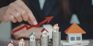 Casas y monedas con flecha de crecimiento, mercado inmobiliario
