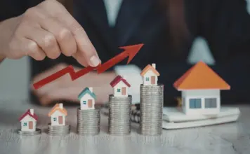 Casas y monedas con flecha de crecimiento, mercado inmobiliario