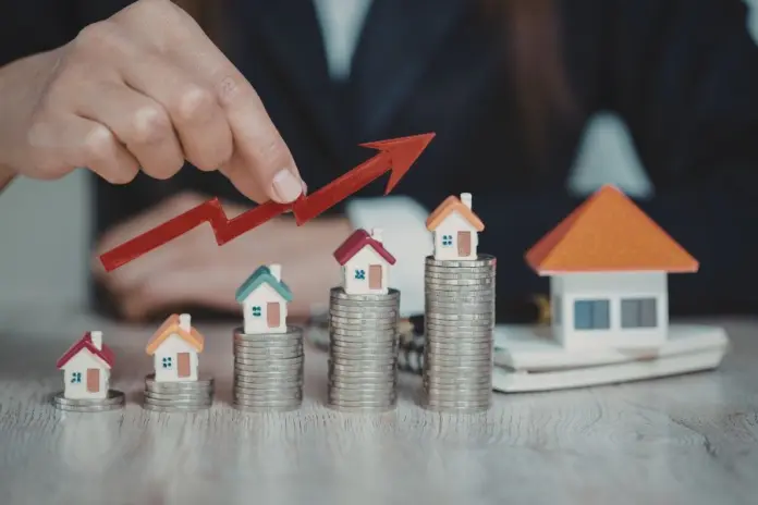 Vivienda mercado inmobiliario Casas y monedas con flecha de crecimiento, mercado inmobiliario