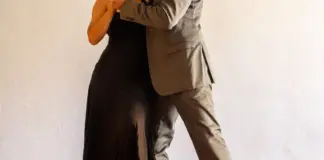 Asraf Beno celebra con Isa Pantoja el gran paso de Cairo image