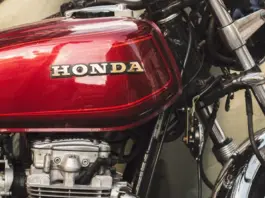 Motero con la nueva Honda CB500 que llega fuerte image
