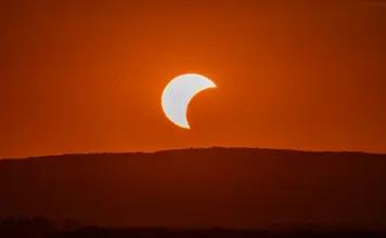 Jacob Petrus conquista TVE con el eclipse solar image