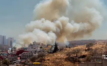 Navaluenga en alerta por el incendio y su avance image