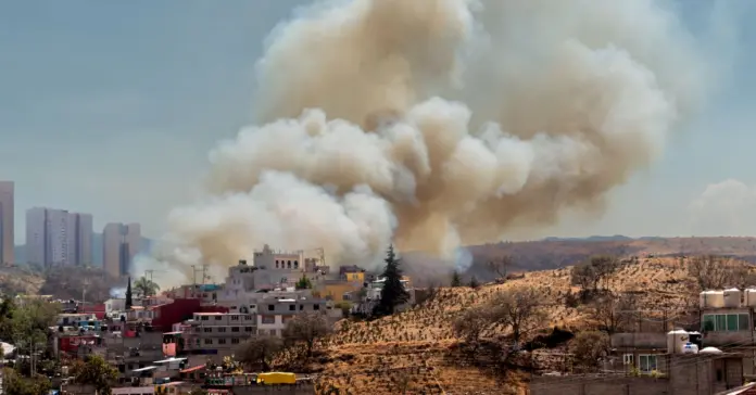 Navaluenga en alerta por el incendio y su avance Navaluenga en alerta por el incendio y su avance image