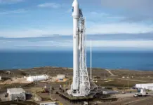Elon Musk pone rumbo a la gran base espacial de SpaceX Elon Musk pone rumbo a la gran base espacial de SpaceX image