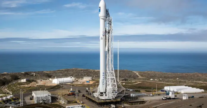Elon Musk pone rumbo a la gran base espacial de SpaceX image