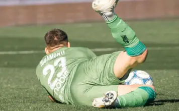 Troy Parrott deja huella en su debut con el Betis image