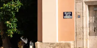 Virgen de la Paloma y la fiesta que llenó La Latina image