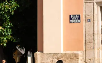 Virgen de la Paloma y la fiesta que llenó La Latina image