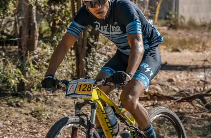 Van Aert mantiene el pulso en Roubaix y sorprende image