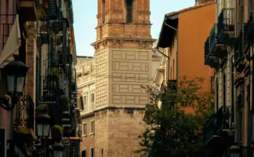 Asesor y turismo tensionan València por la vivienda image