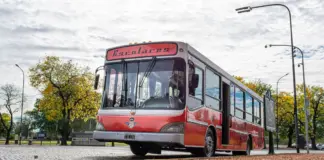 ag-53 corta el tráfico tras arder un autobús image